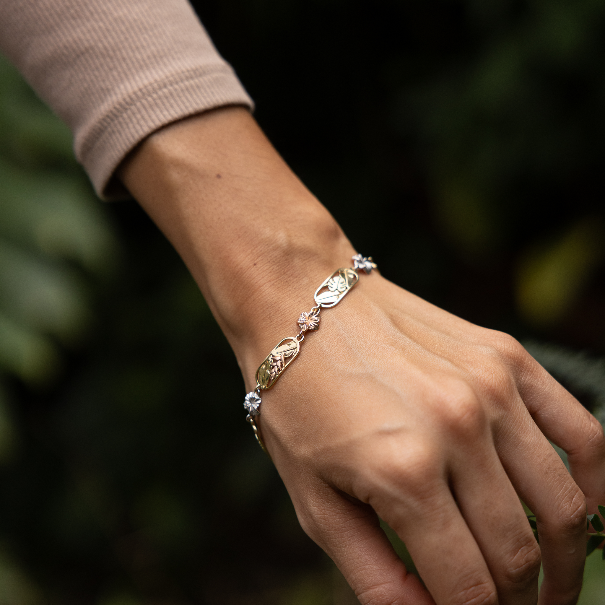 ダイヤモンドとマルチトーンゴールドのハワイアンガーデンズハイビスカスブレスレットを調節可能な7.25-8.25