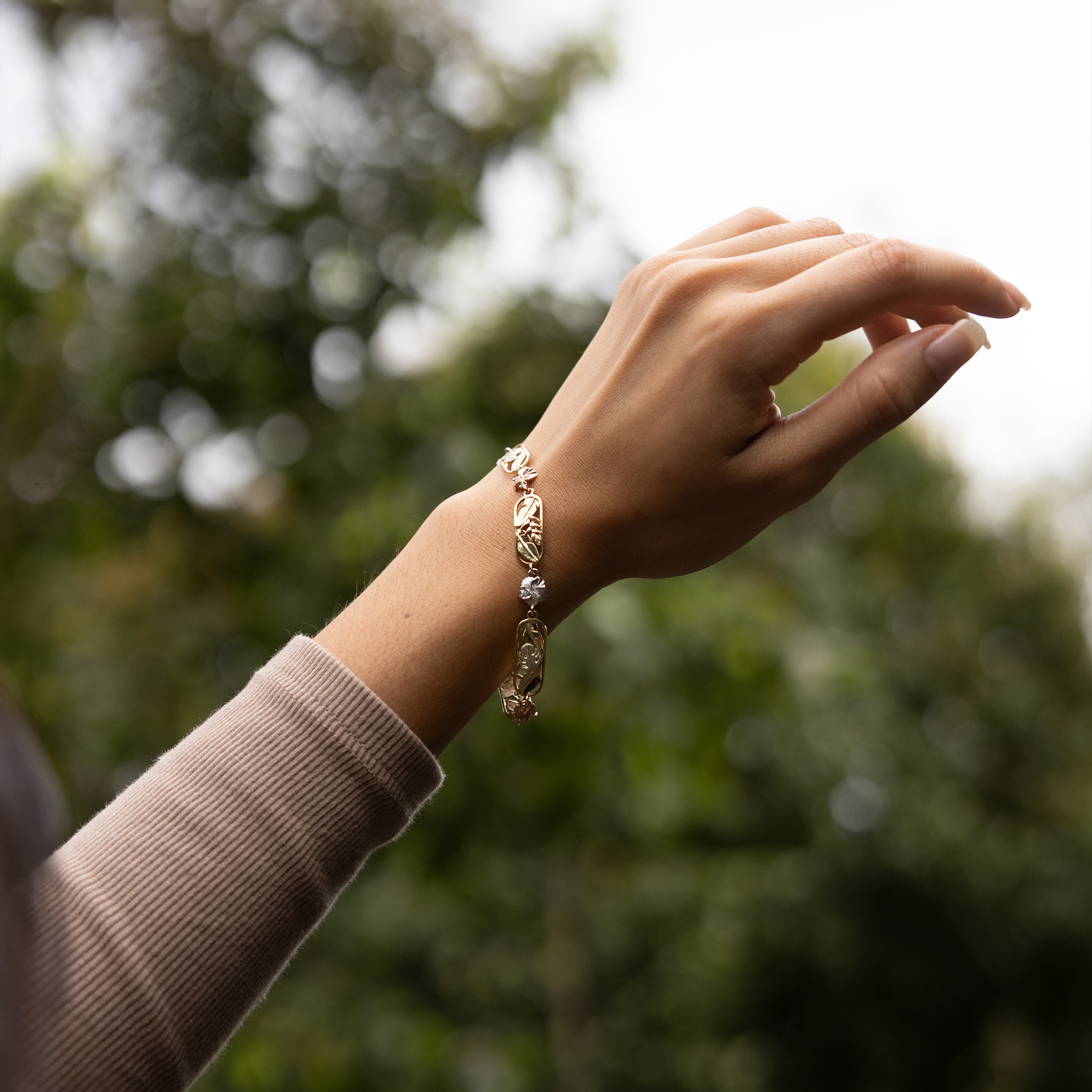 ダイヤモンドとマルチトーンゴールドのハワイアンガーデンズハイビスカスブレスレットを調節可能な7.25-8.25