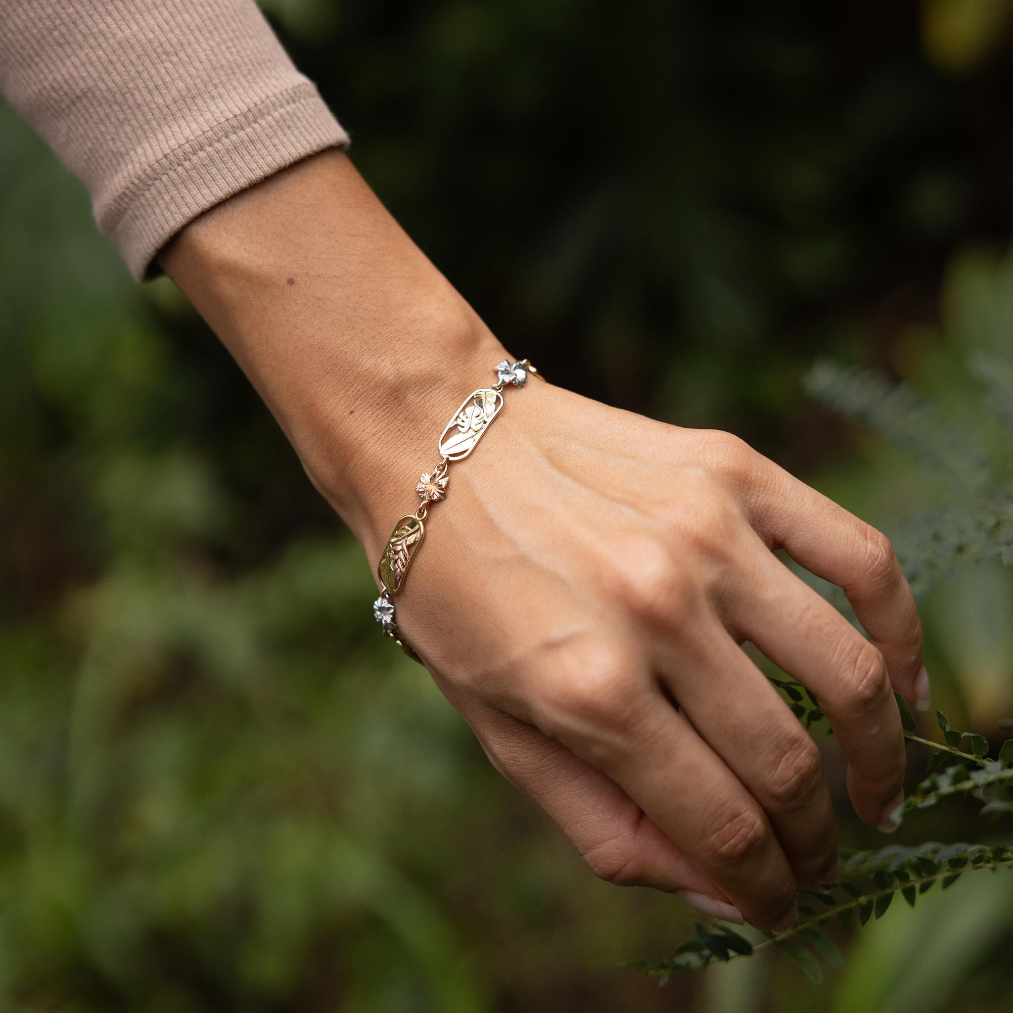 ダイヤモンドとマルチトーンゴールドのハワイアンガーデンズハイビスカスブレスレットを調節可能な7.25-8.25