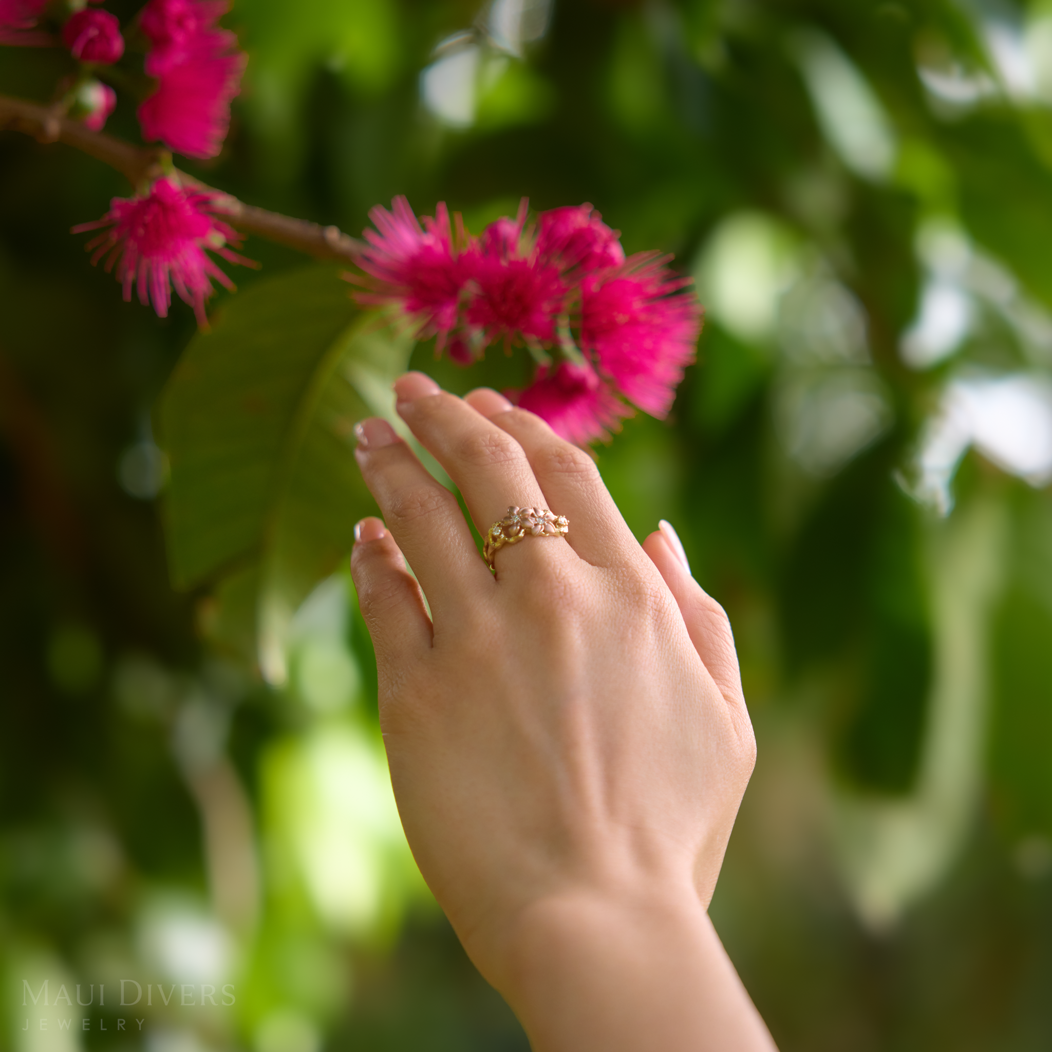 ダイヤモンドと2つのトーンゴールドのプルメリアリング - 10mm