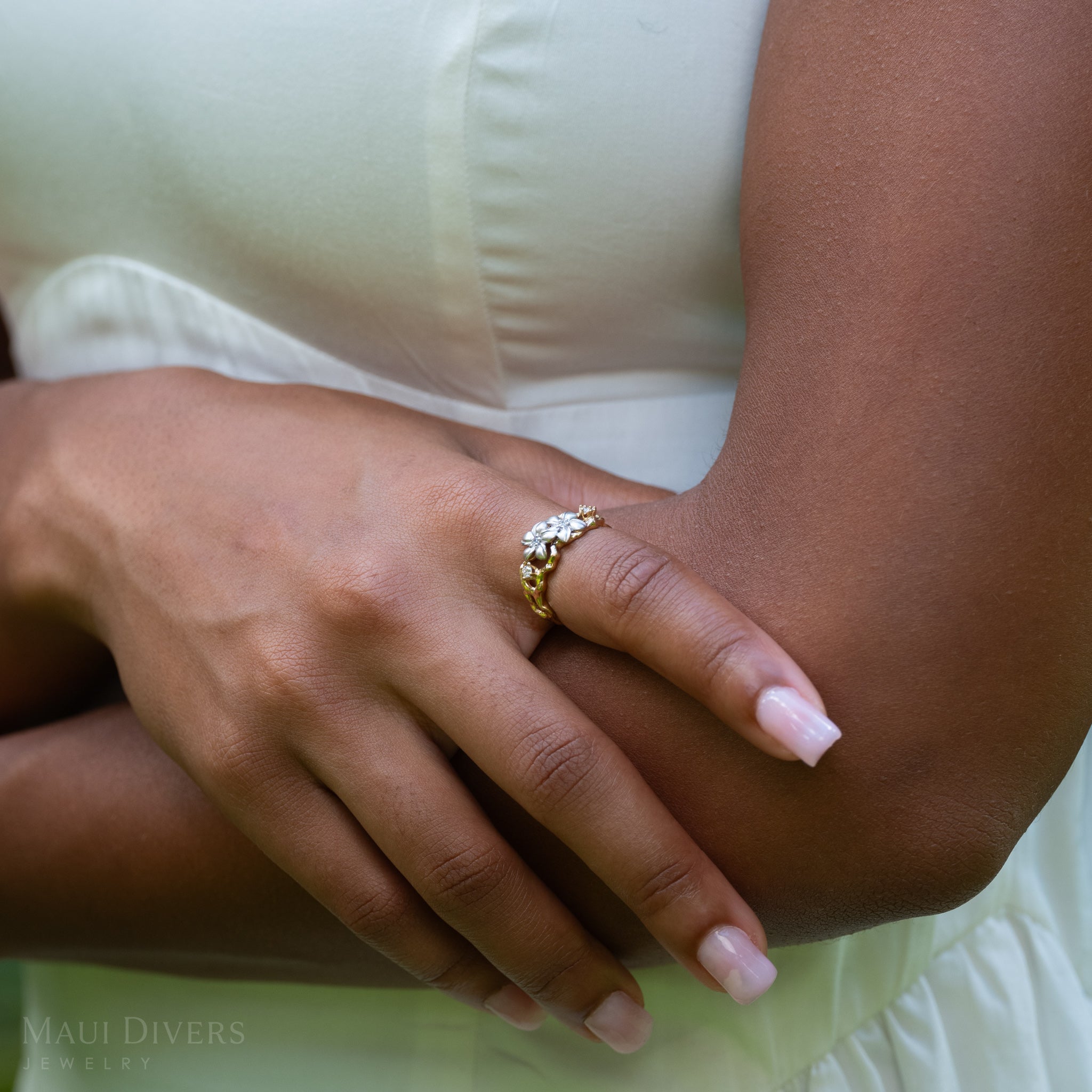 ダイヤモンドと2つのトーンゴールドのプルメリアリング - 10mm