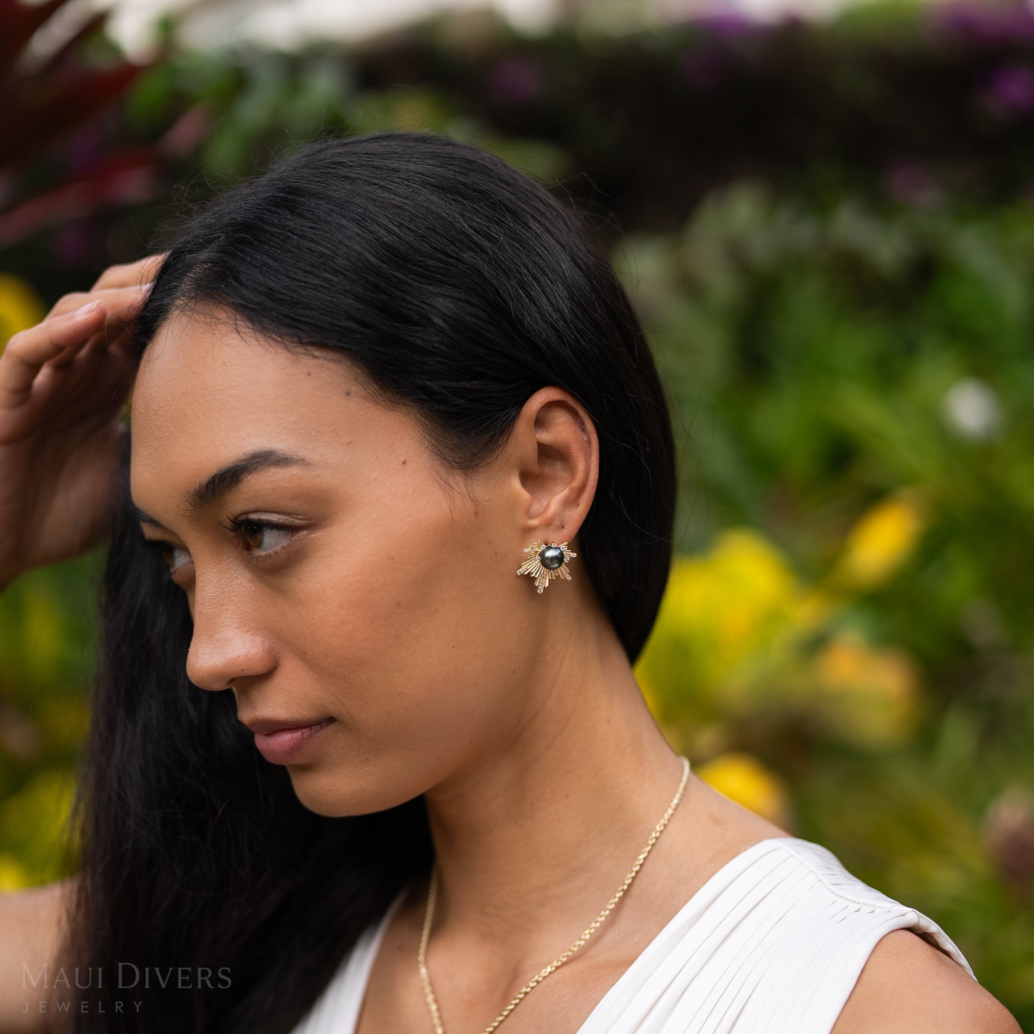 E Hoʻāla Tahitian Black Pearl Earrings in Gold with Diamonds - 23mm