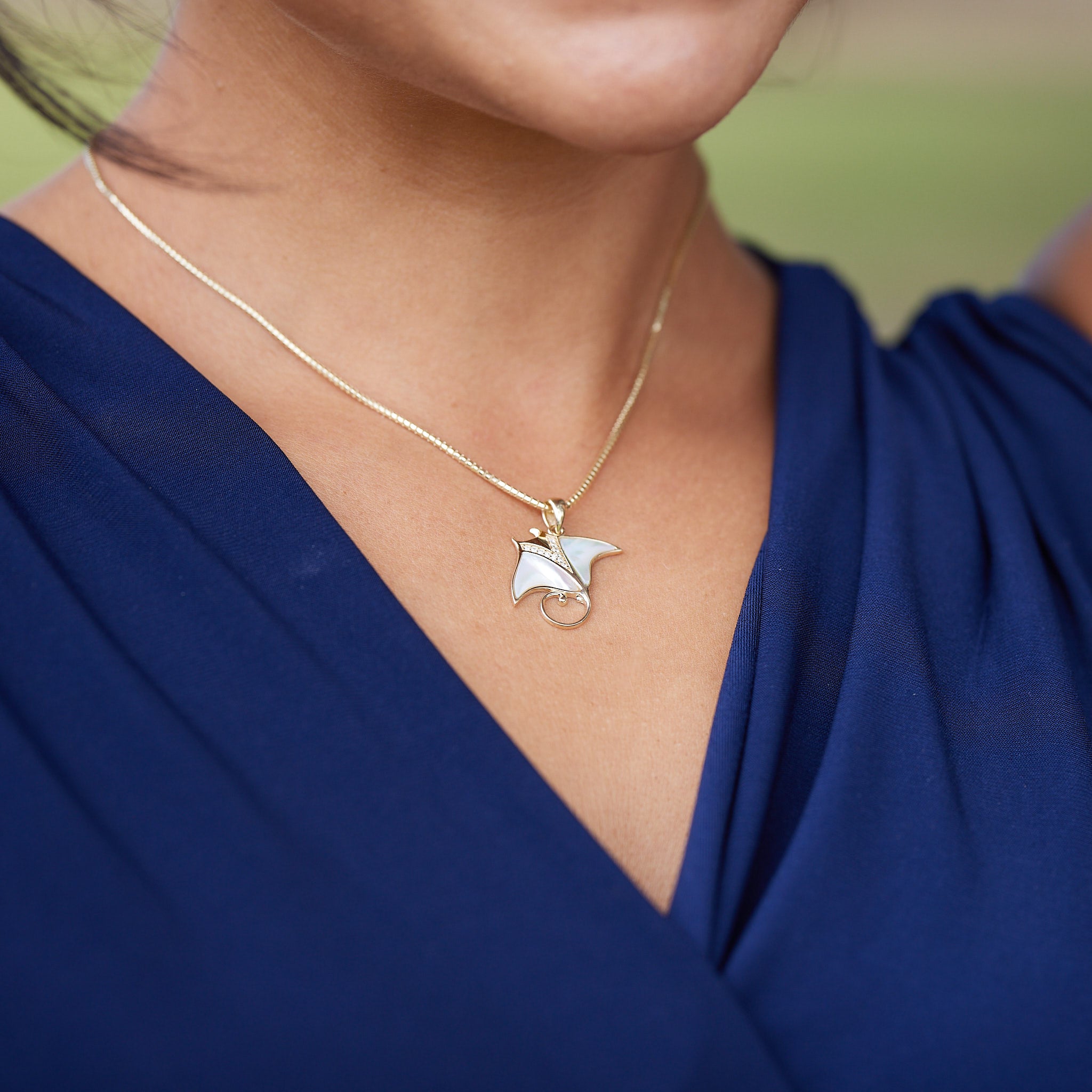 Sealife Manta Ray Perlmutt-Anhänger in Gold mit Diamanten – 21 mm
