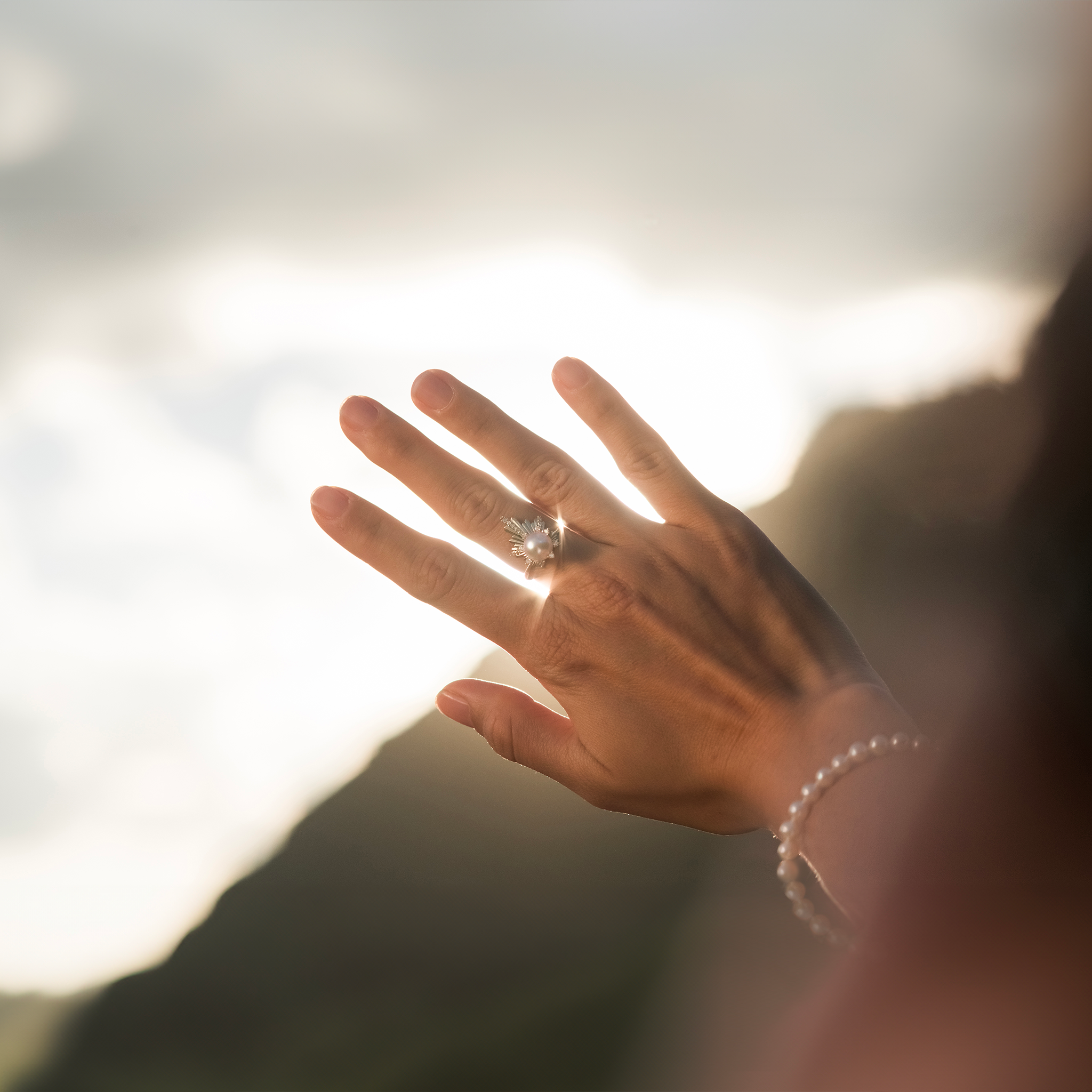 E Hoʻāla Akoya White Pearl Ring in Gold with Diamonds - 21mm