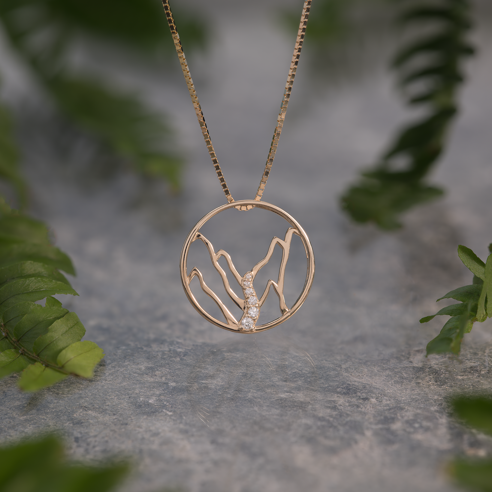 Koʻolau Waterfall Pendant in Gold with Diamonds - 20mm