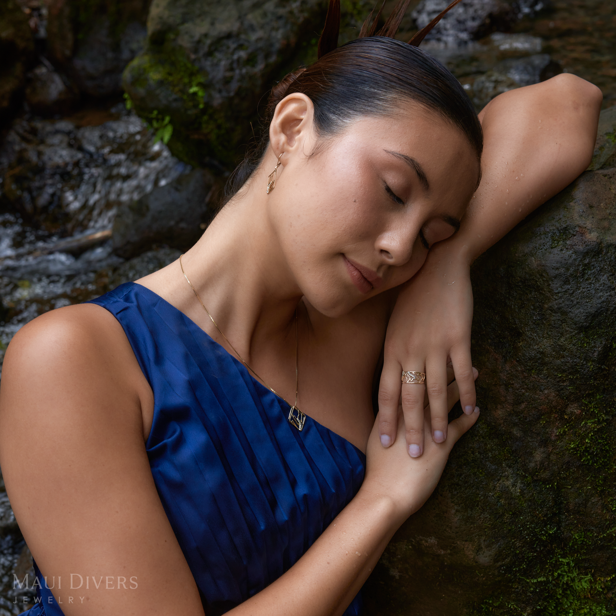 Koʻolau Waterfall Pendant in Gold with Diamonds - 22mm