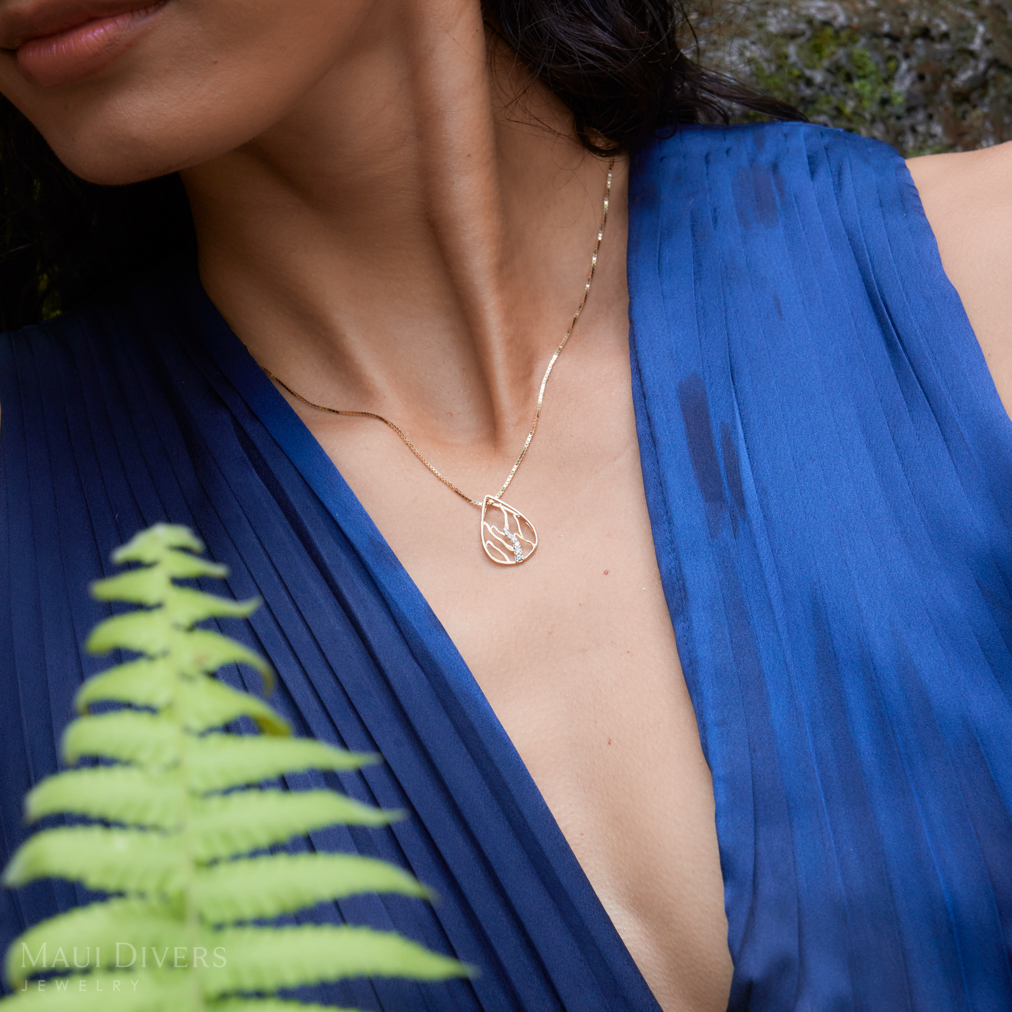 Koʻolau Waterfall Pendant in Gold with Diamonds - 21mm