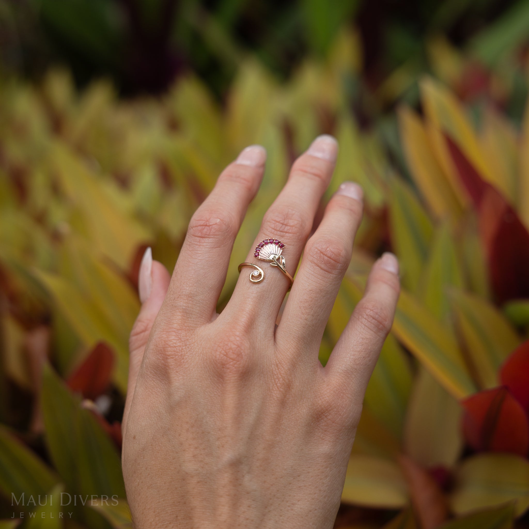 ダイヤモンドと2つのトーンゴールドのOhia lehua Ruby Ring -18mm