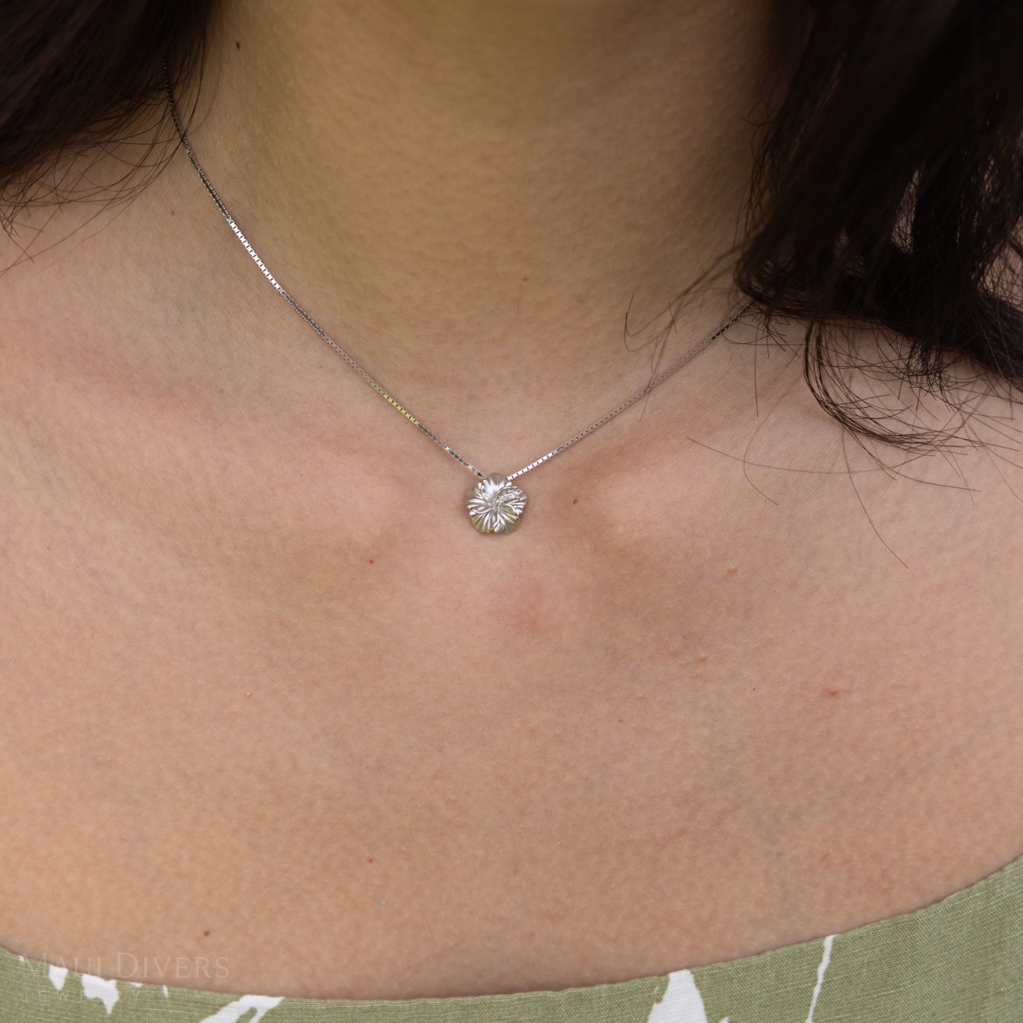 Hawaiian Gardens Hibiscus Pendant in White Gold with Diamonds - 11mm