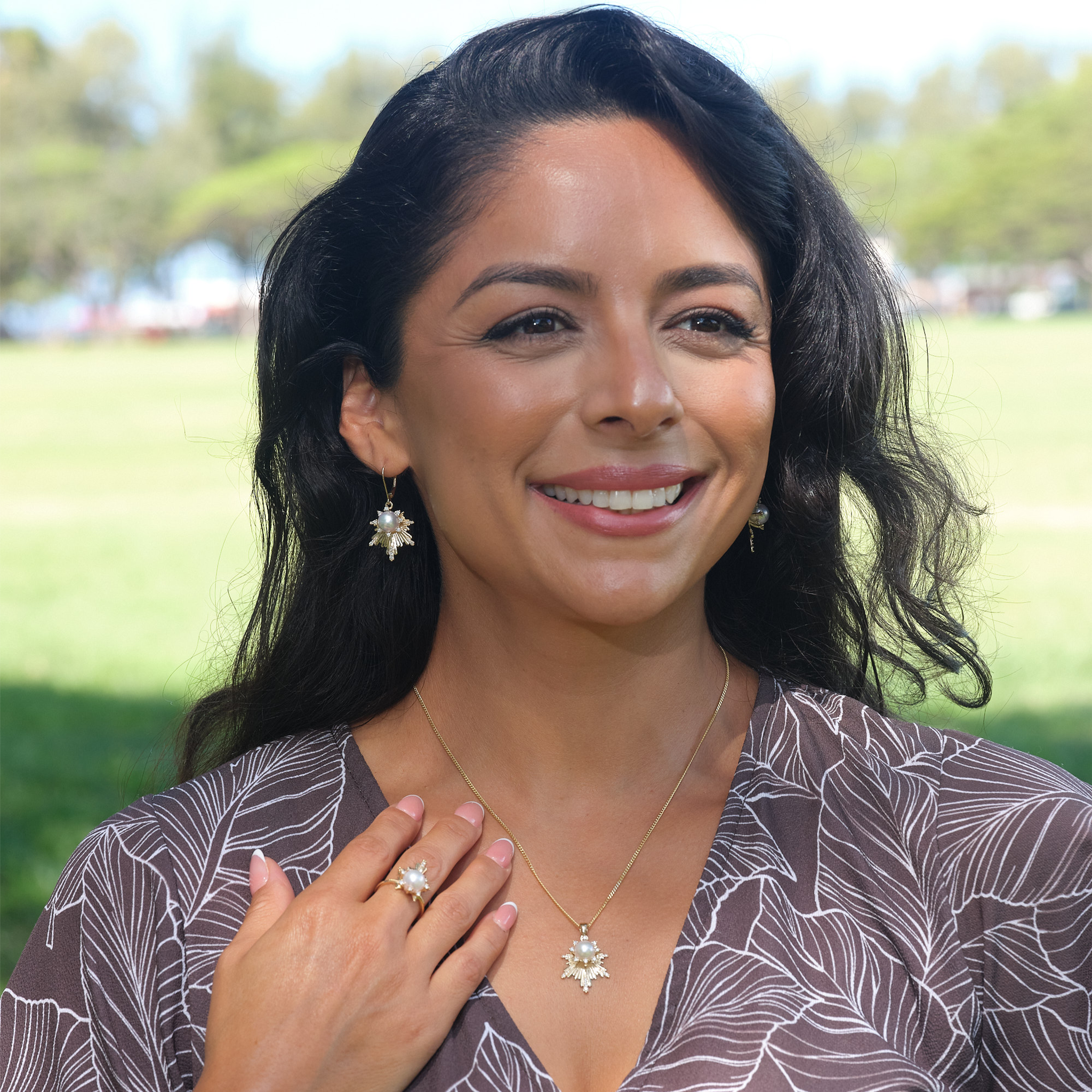 E Hoʻāla Akoya White Pearl Pendant in Gold with Diamonds - 21mm