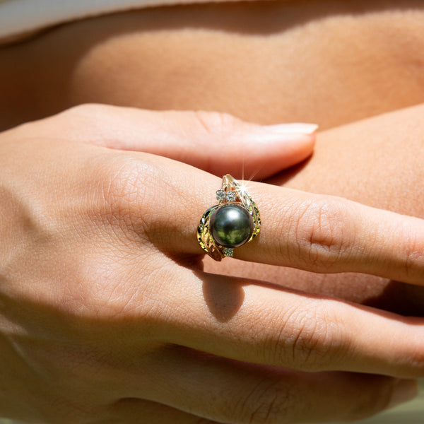 Maile Tahiti-Ring mit schwarzer Perle in Gold mit Diamanten – 9–10 mm