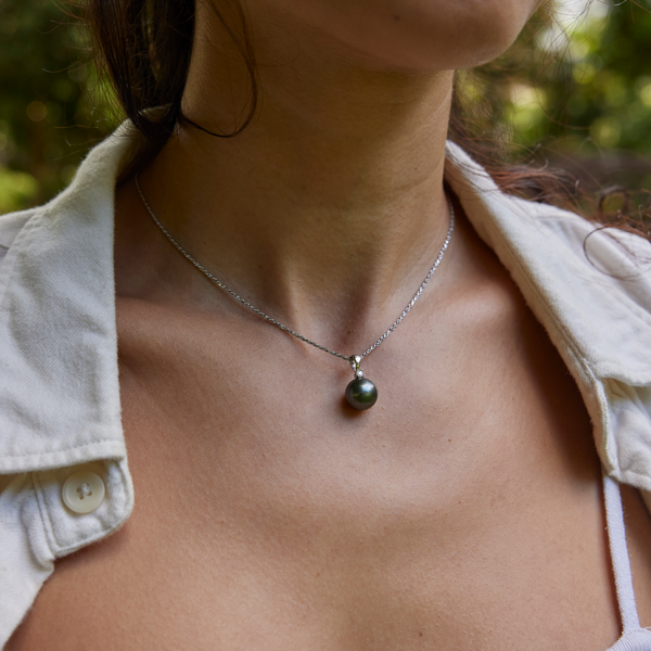 Tahitian Black Pearl Pendant in White Gold with Diamond - 10-11mm