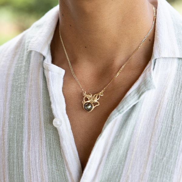 He'e (Octopus) Tahiti-Anhänger mit schwarzer Perle in Gold, 10-11 mm