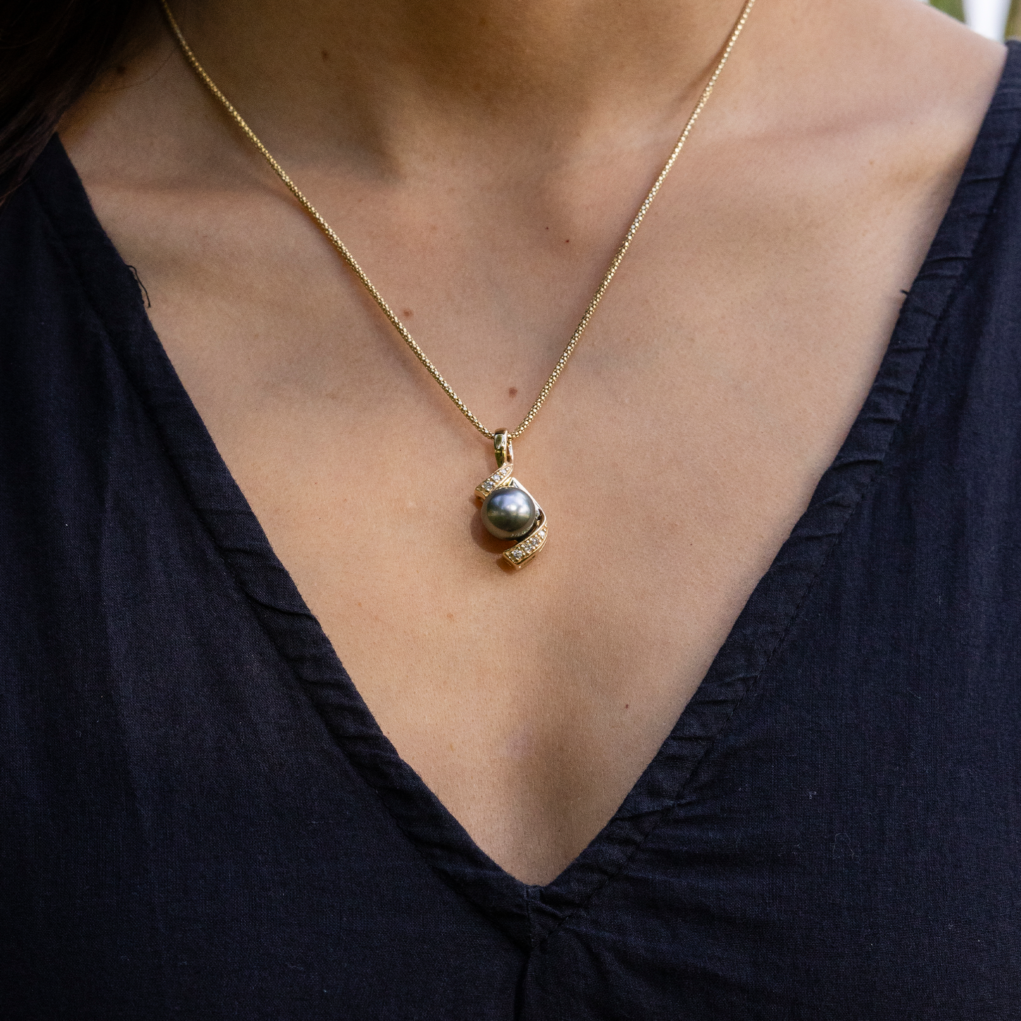 18" schwarze Tahiti-Perlenkette in Gold mit Diamanten – 10–11 mm