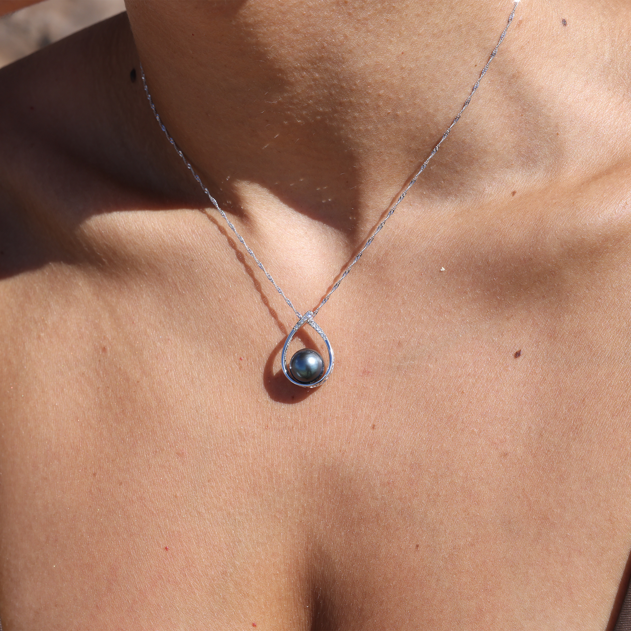 Tahiti-Anhänger mit schwarzen Perlen aus Weißgold mit Diamanten – 10–11 mm