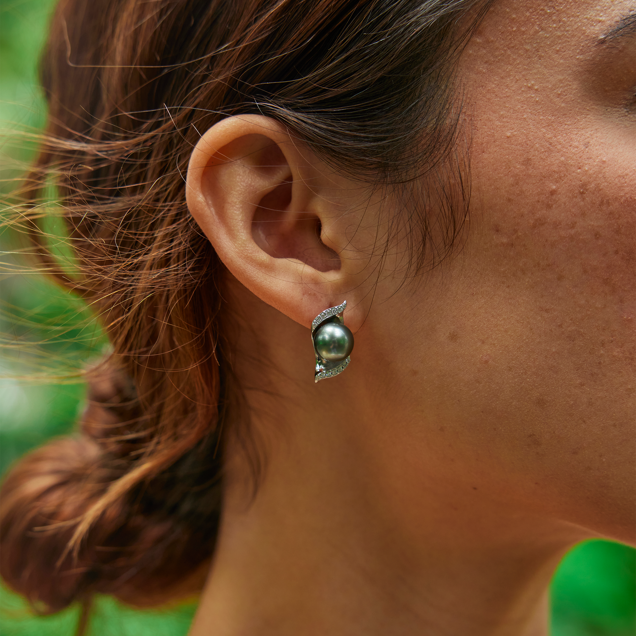 Nalu Tahitian Black Pearl Earrings in White Gold with Diamonds - 9-10mm