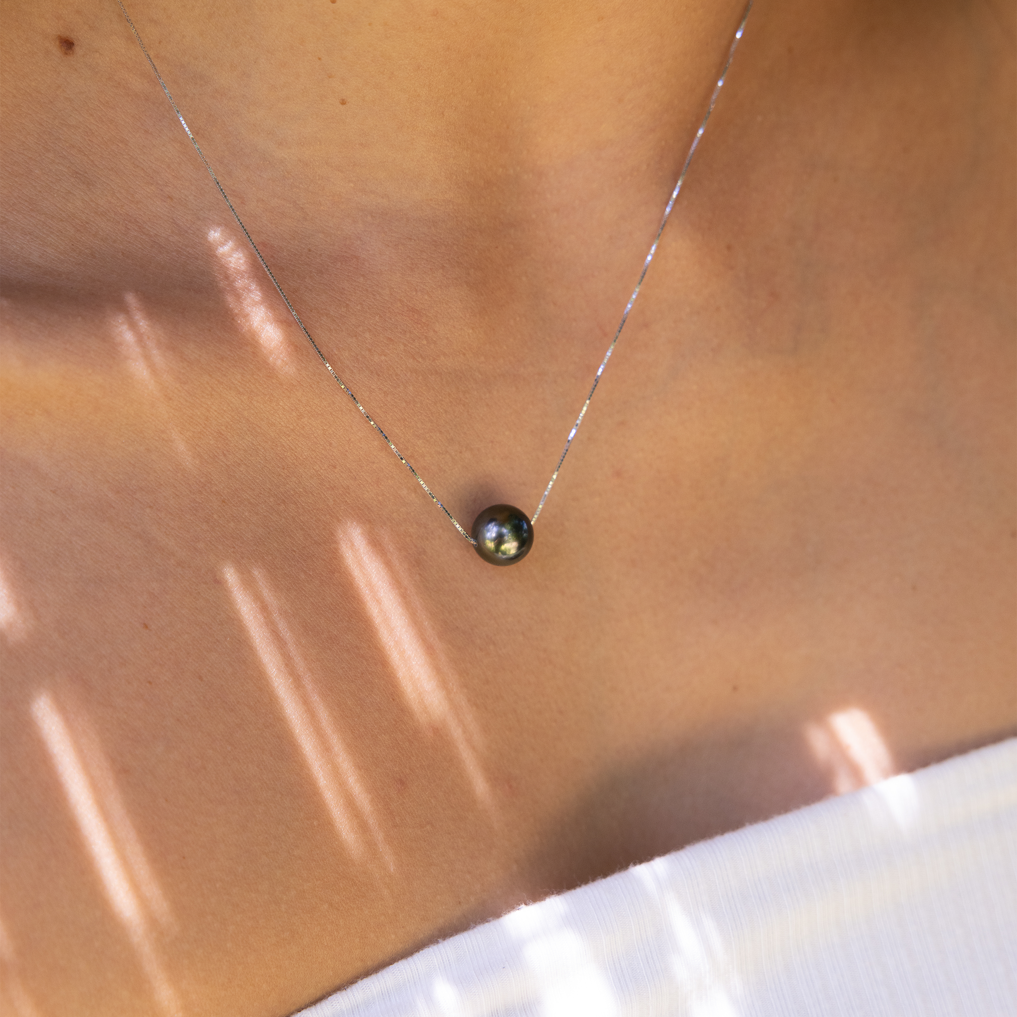 16-18 "Collier de perle flottant noir tahitien réglable en or blanc - 9-10 mm