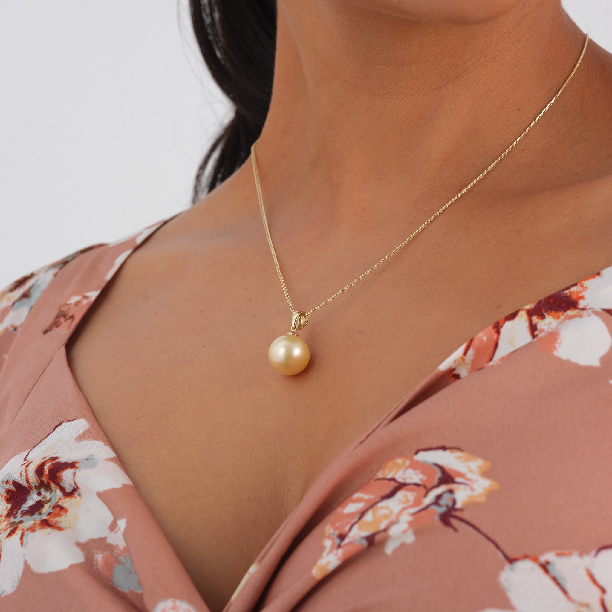 A woman's chest with a South Sea Golden Pearl Pendant in Gold - Maui Divers Jewelry