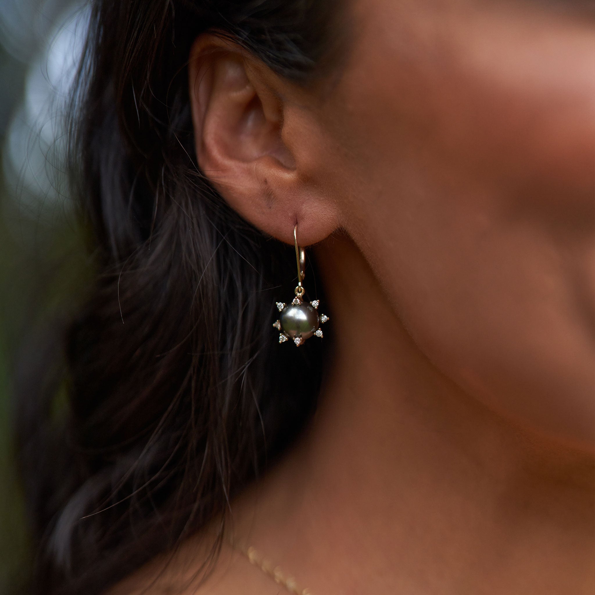 Boucles d'oreilles de perles noires protégées en or avec diamants - 9-10 mm