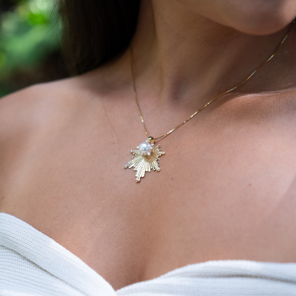 E Hoʻāla Akoya White Pearl Pendant in Gold with Diamonds - 27mm