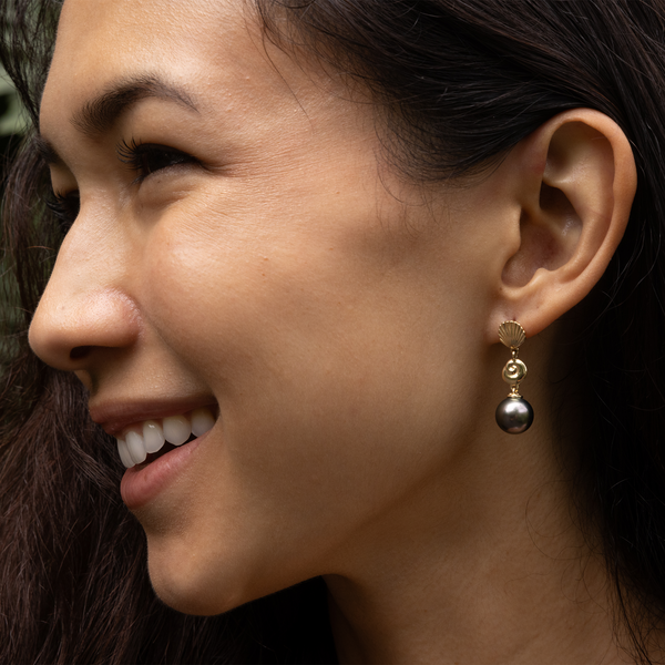 Muscheln Ohrringe mit schwarzen Tahiti-Perlen in Gold – 40 mm