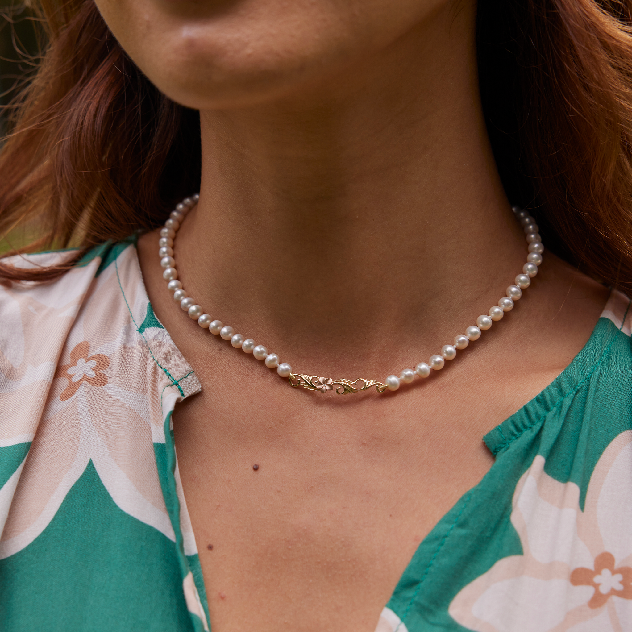 16-18" verstellbare hawaiianische Erbstück-Plumeria-Süßwasserperlen-Halskette in zweifarbigem Gold mit Diamant