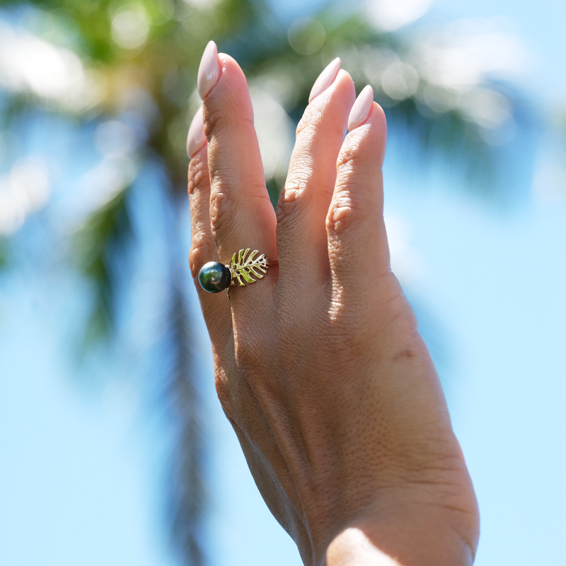 A woman's hand wearing a Monstera Tahitian Black Pearl Ring in Gold - 8-9mm - Maui Divers Jewelry
