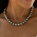 18-19" schwarzer Tahiti-Perlenstrang mit Diamant-Plumeria-Verschluss in Weißgold - 10-11 mm