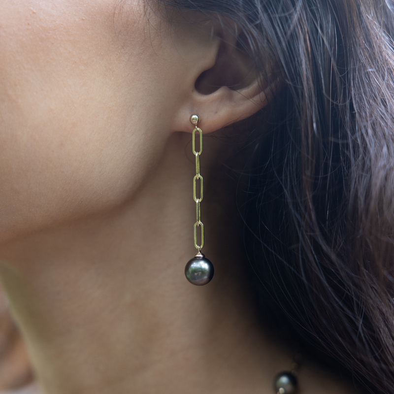 Tahiti-Ohrringe aus schwarzen Perlen mit Büroklammerkette in Gold – 10-11 mm