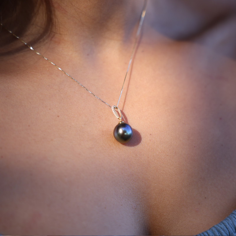 Tahitian Black Pearl Pendant in Gold with Diamonds  on Womanʻs Chest - Maui Divers Jewelry