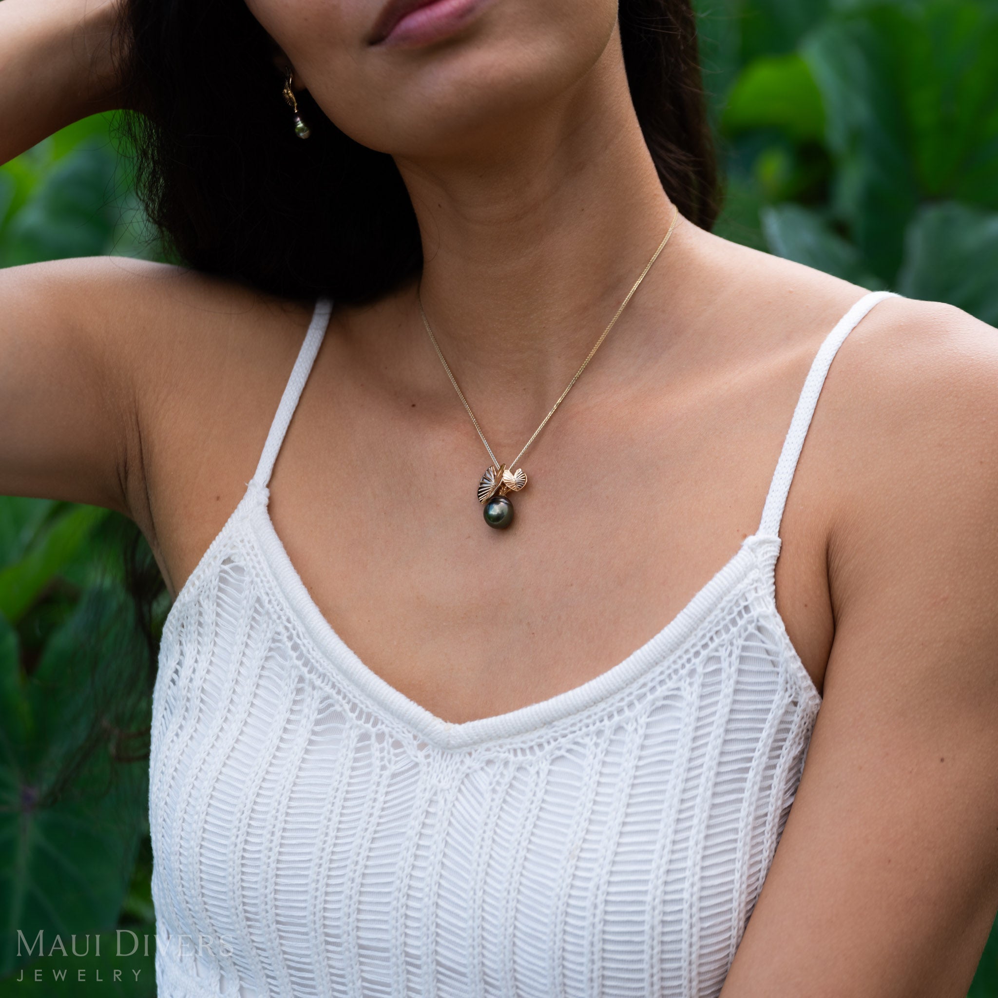 Kalo Circle Tahitian Black Pearl Pendant in Gold - 12-15mm