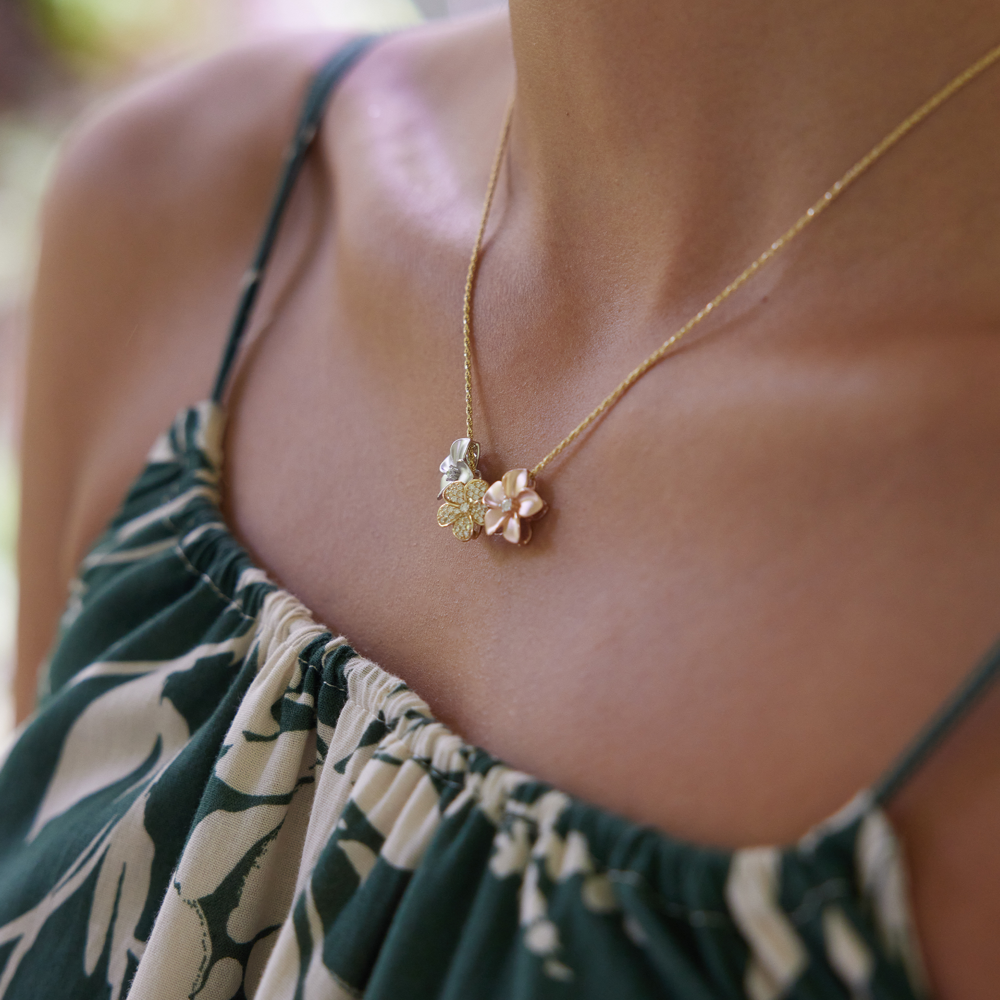 Plumeria Pendant in White Gold with Diamond - 13mm
