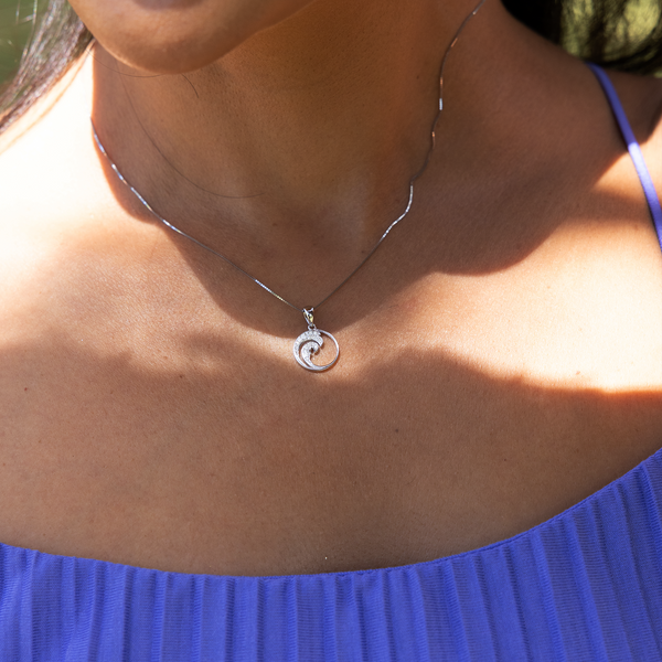 Nalu-Anhänger aus Weißgold mit Diamanten – 12 mm