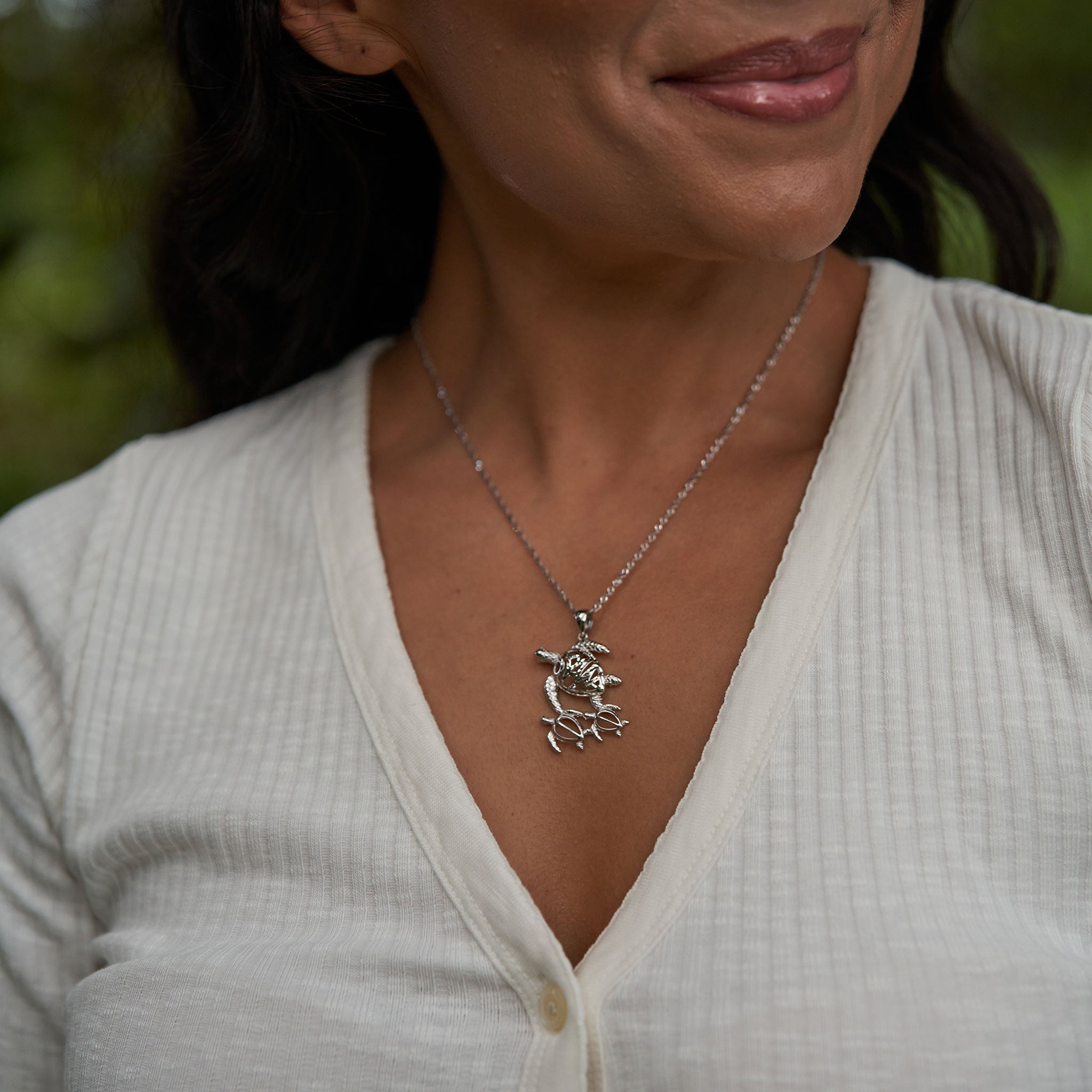 Honu ʻOhana (Family) Pendant in White Gold - 25mm