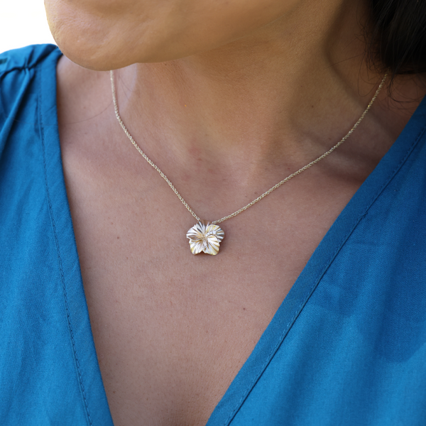 Hawaiian Gardens Hibiskus-Anhänger in Gold mit Diamanten – 15 mm
