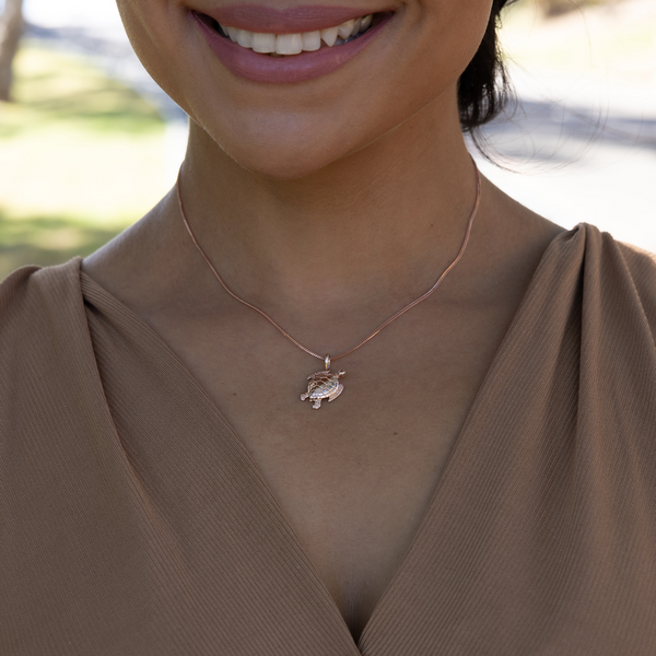 Honu-Anhänger in Roségold – 18 mm