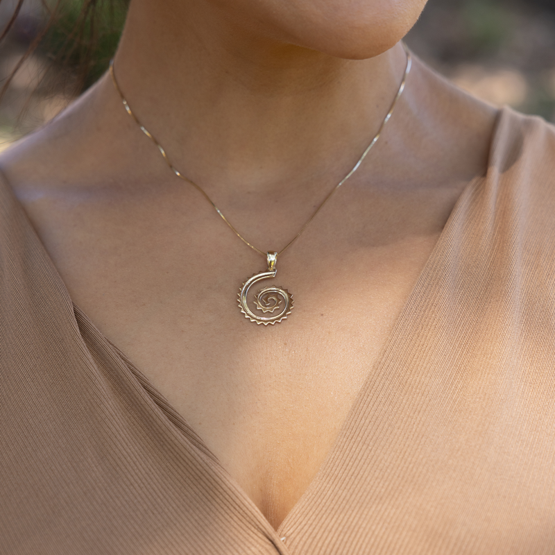 Kamohoaliʻi Kiha Pendant in Gold - 26mm