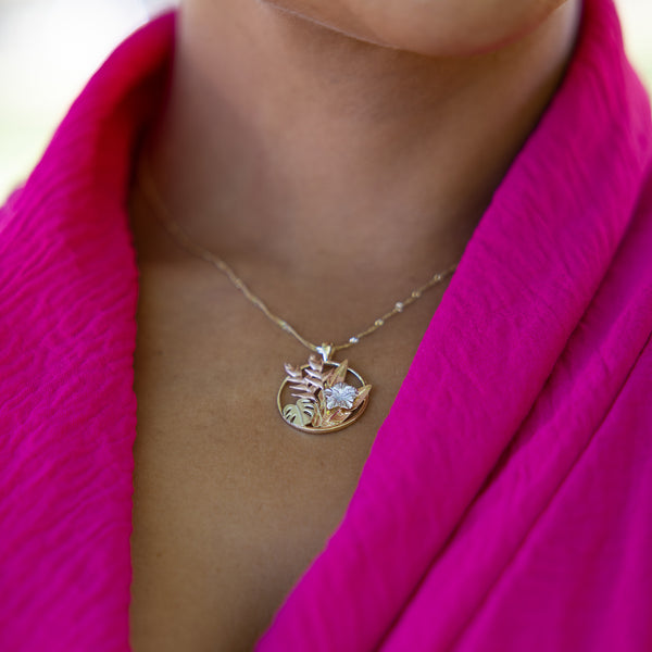 Hawaiian Gardens Hibiscus Anhänger in mehrfarbiger Gold mit Diamanten - 20 mm