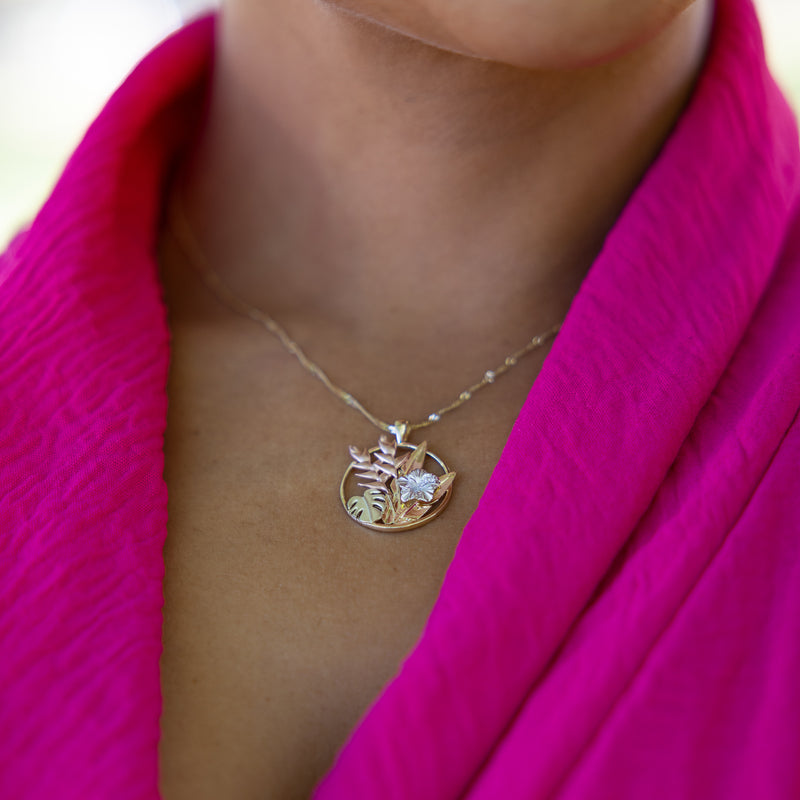 ハワイ・ガーデンズ・ Hibiscus Pendant in Multi Color Gold ( ダイアモンド ) - 20mm