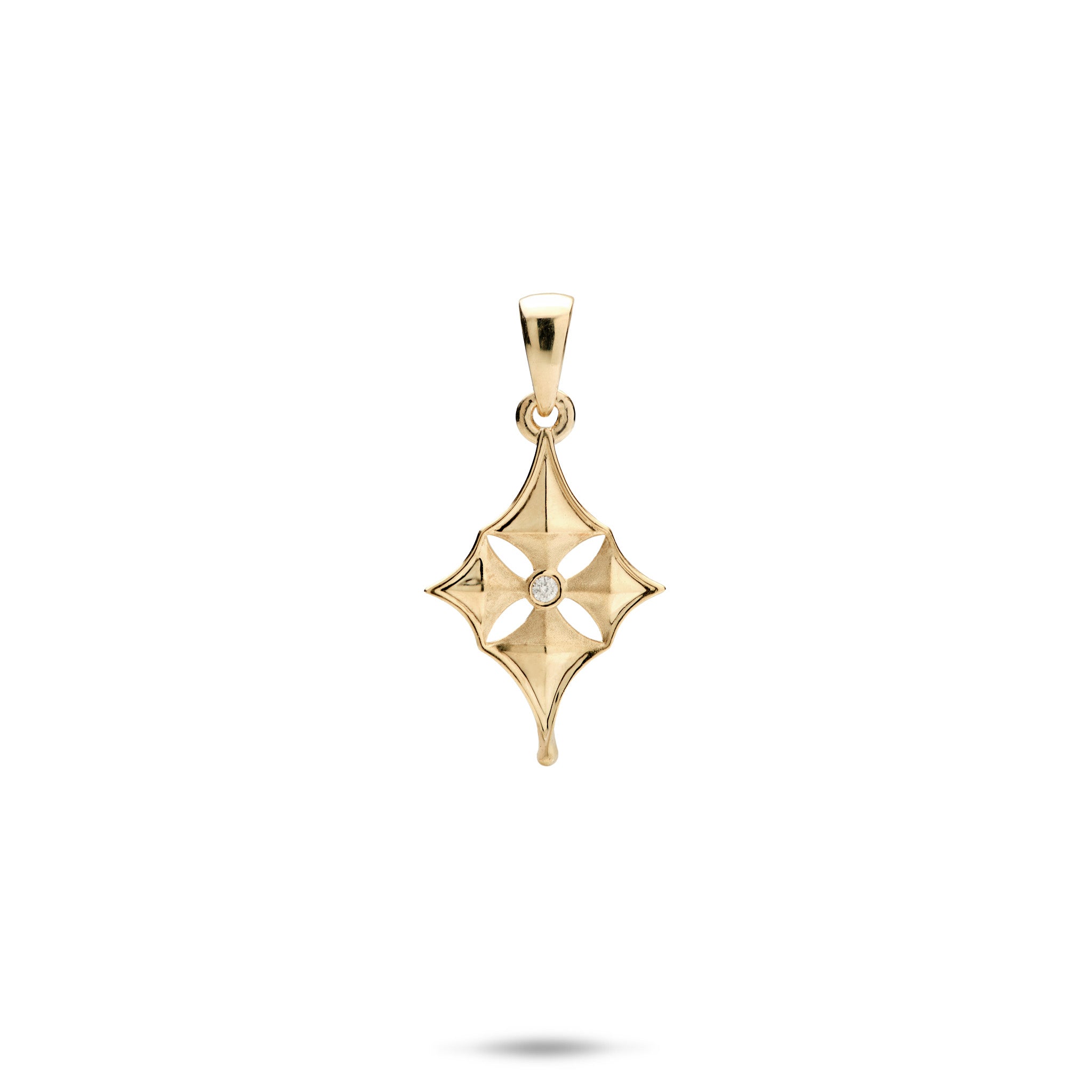 15mm Hawaiian Quilted Star Pendant in Gold with Diamond on white background