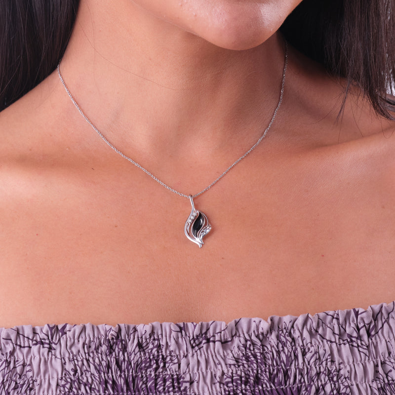 A womanʻs chest with a Paradise Black Coral Pendant in White Gold with Diamonds - 32mm - Maui Divers Jewelry