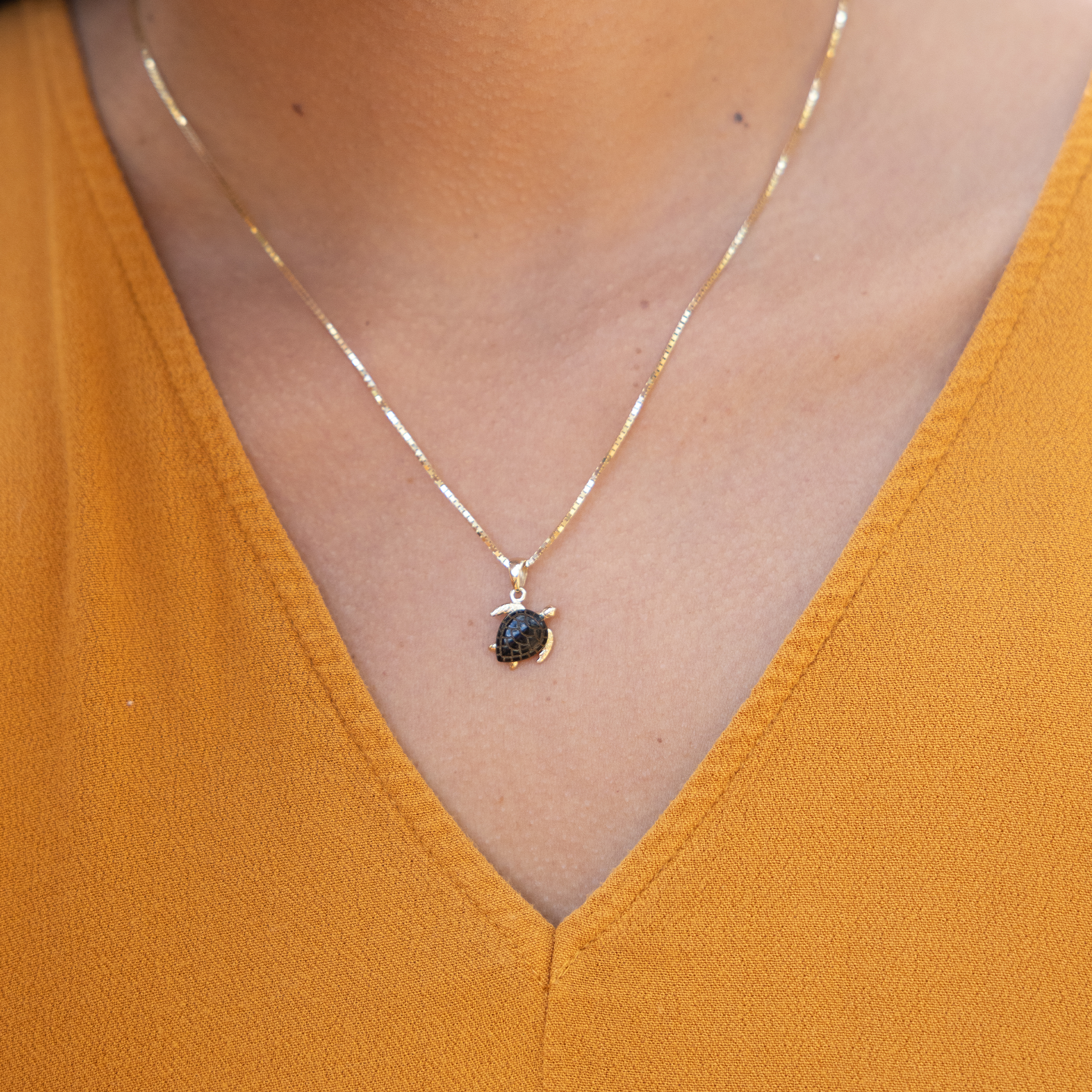 Honu Black Coral Pendant in Gold - 13mm