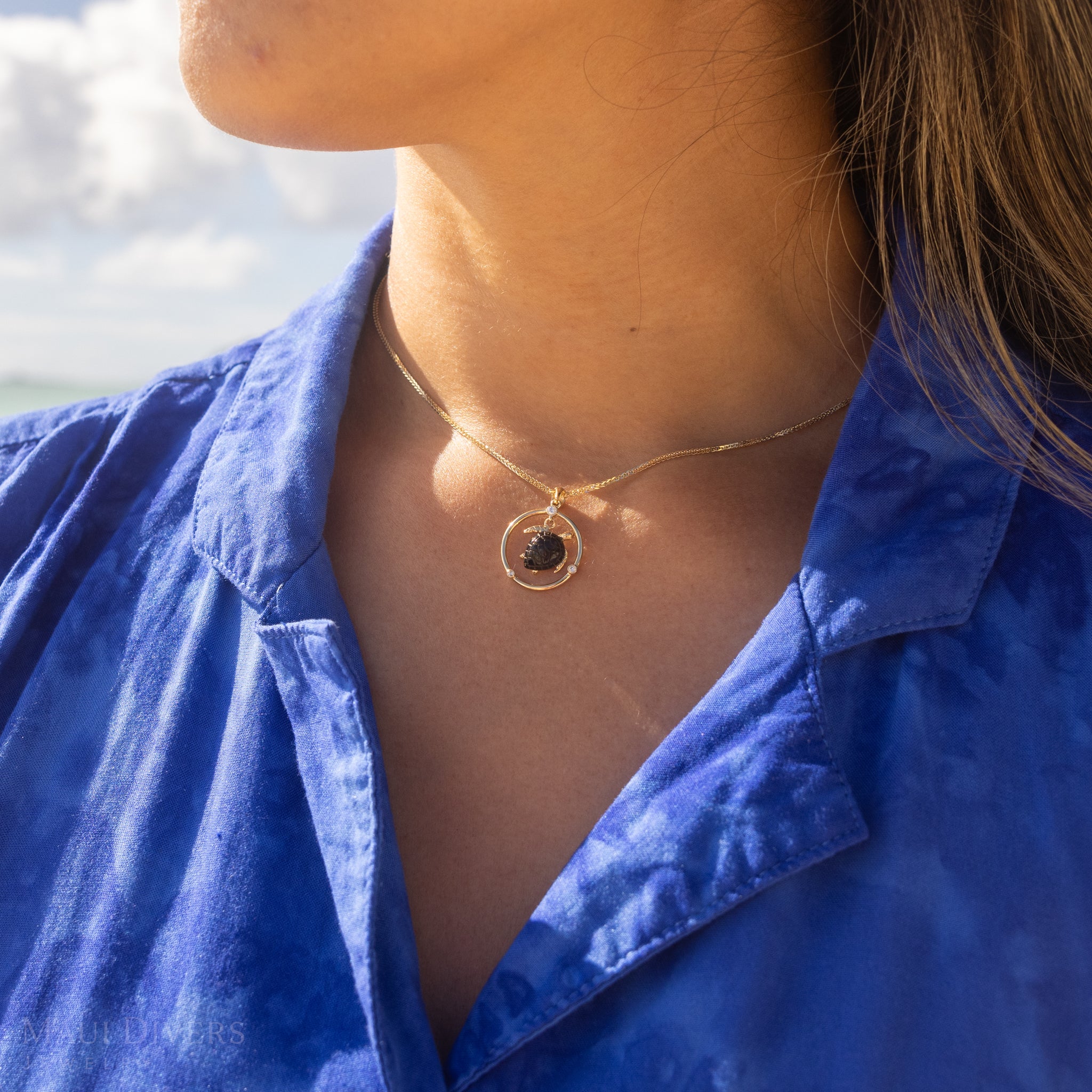 Honu Black Coral Pendant in Gold with Diamonds - 12mm