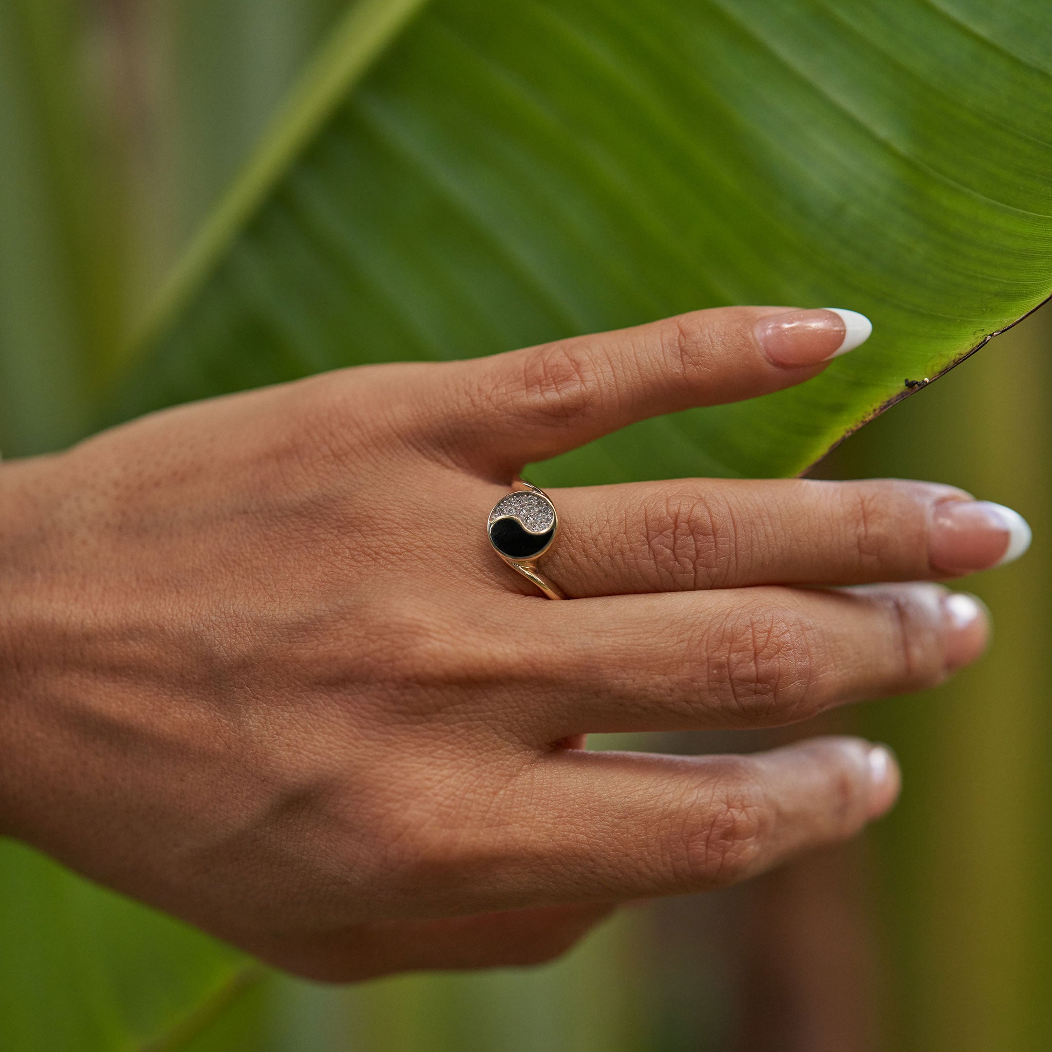 Bague de corail noir yin yang en or avec diamants - 10 mm