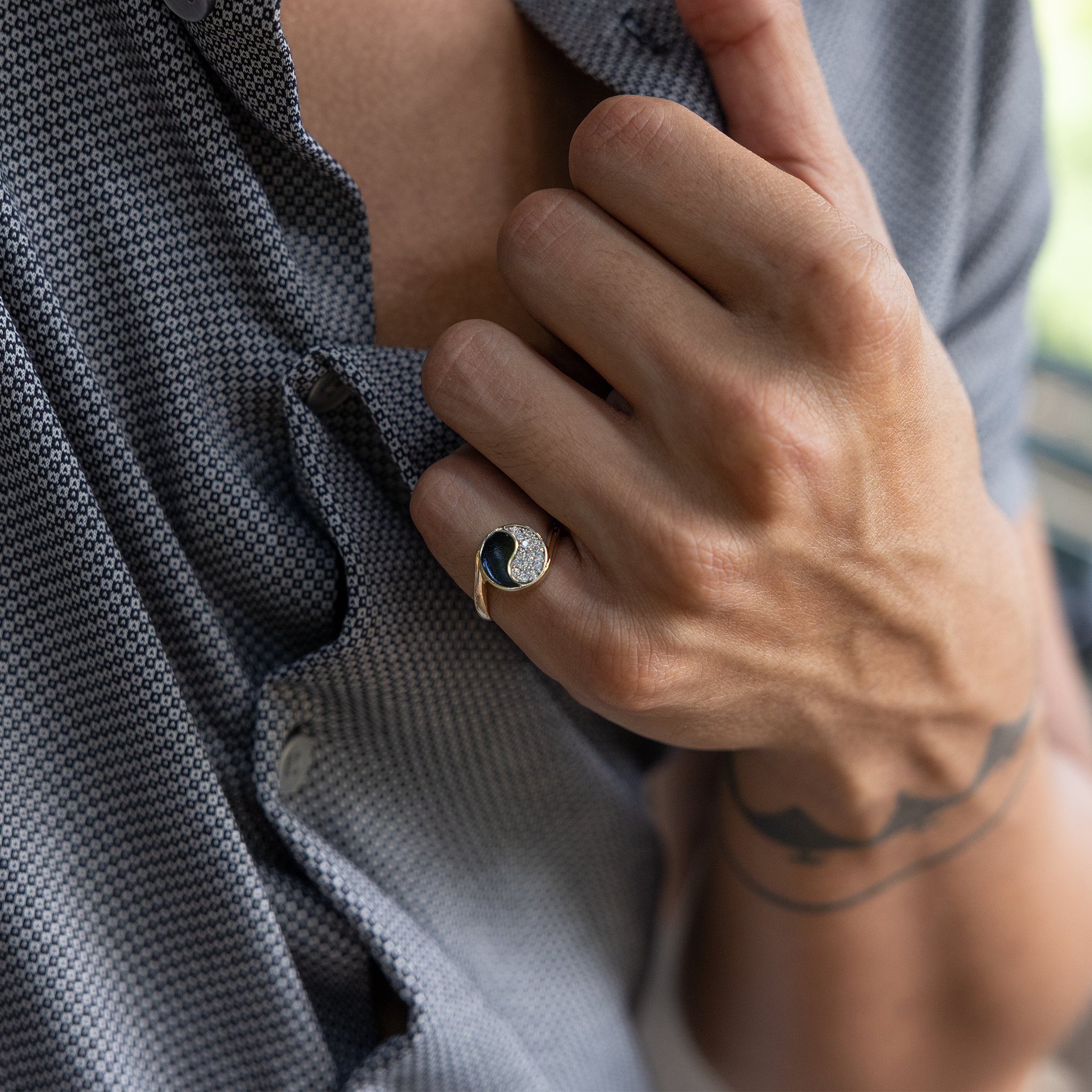 Bague de corail noir yin yang en or avec des diamants - 12 mm