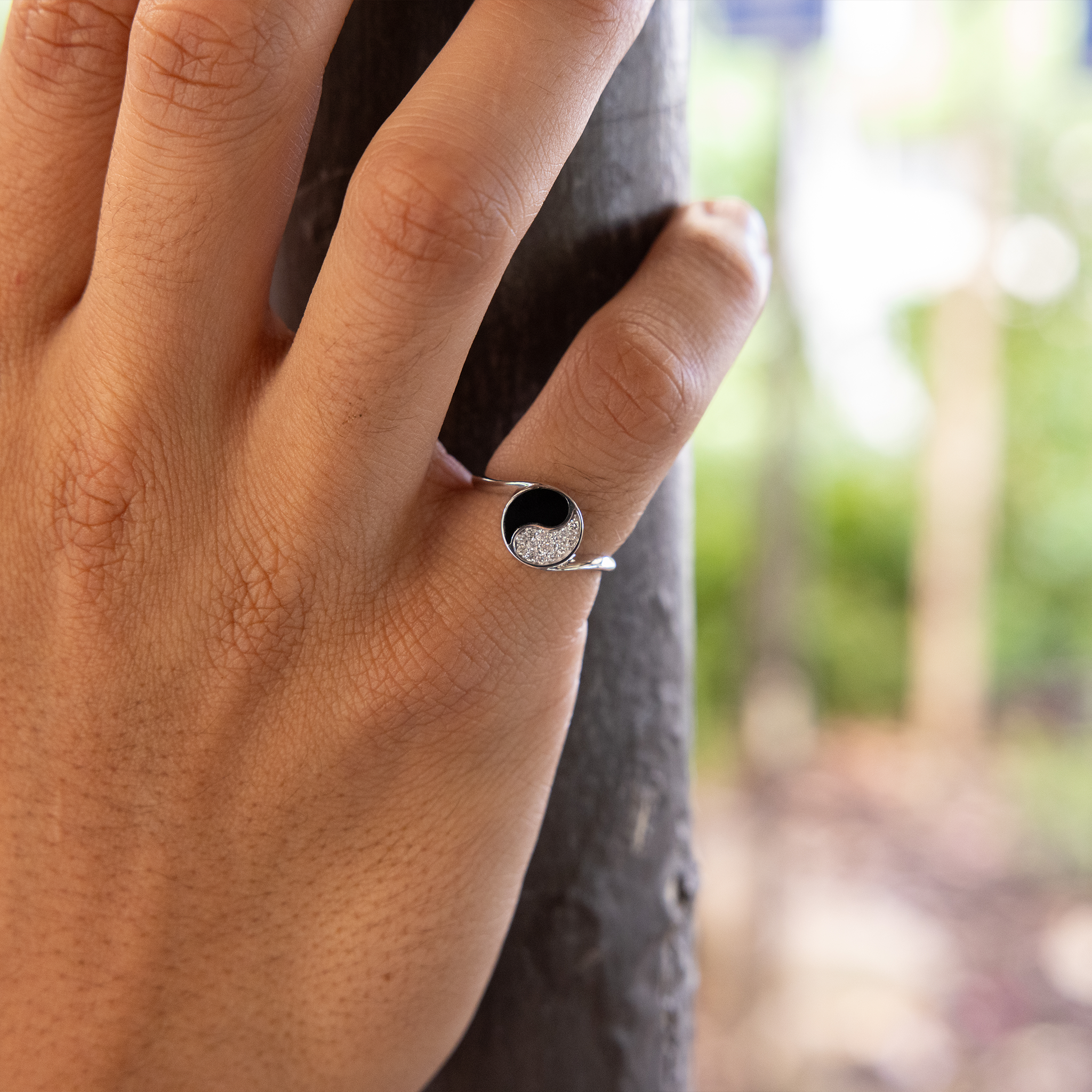 白金の陰陽の黒いコーラルリングダイヤモンド -  7.5mm