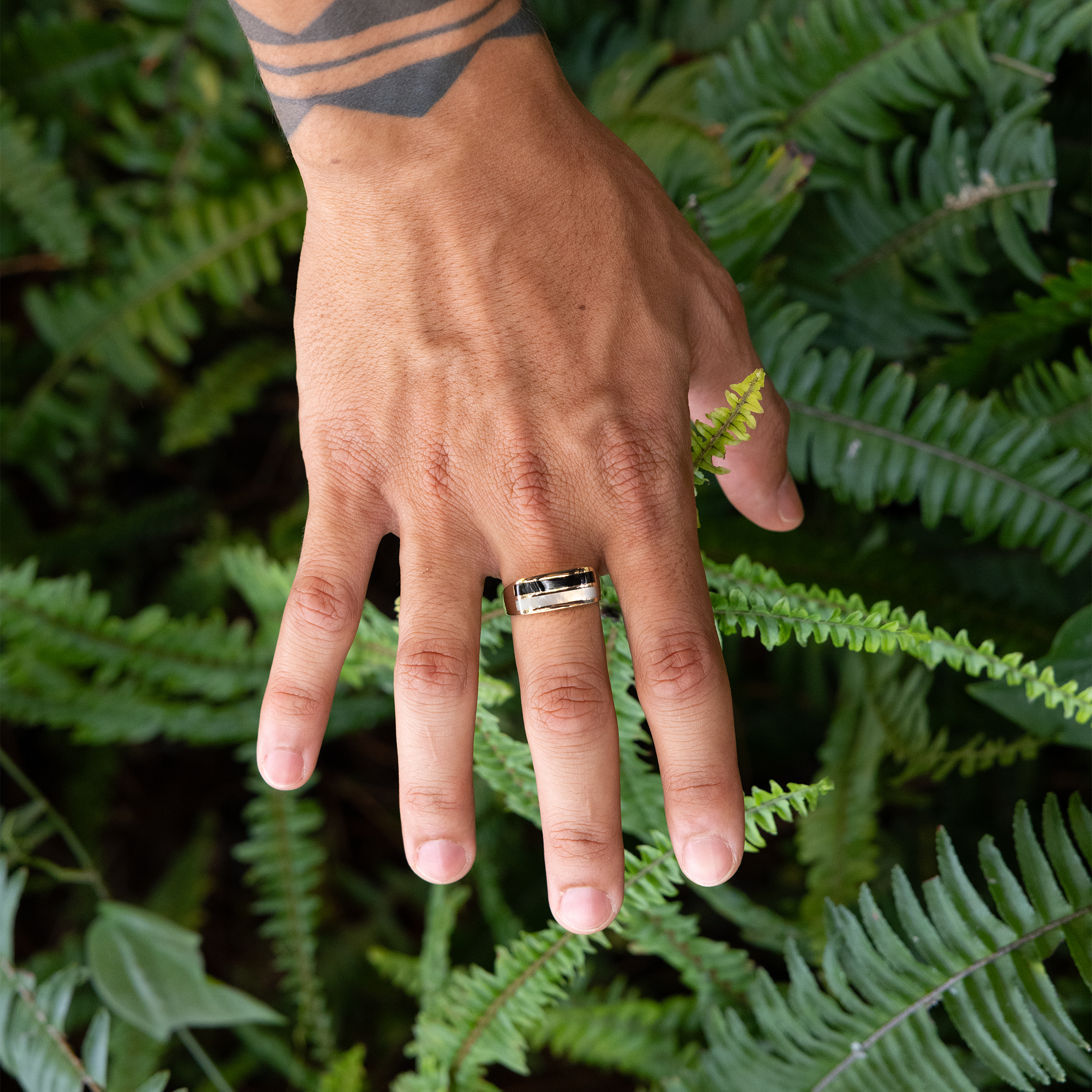 Bague de corail noir en or avec la mère de Pearl