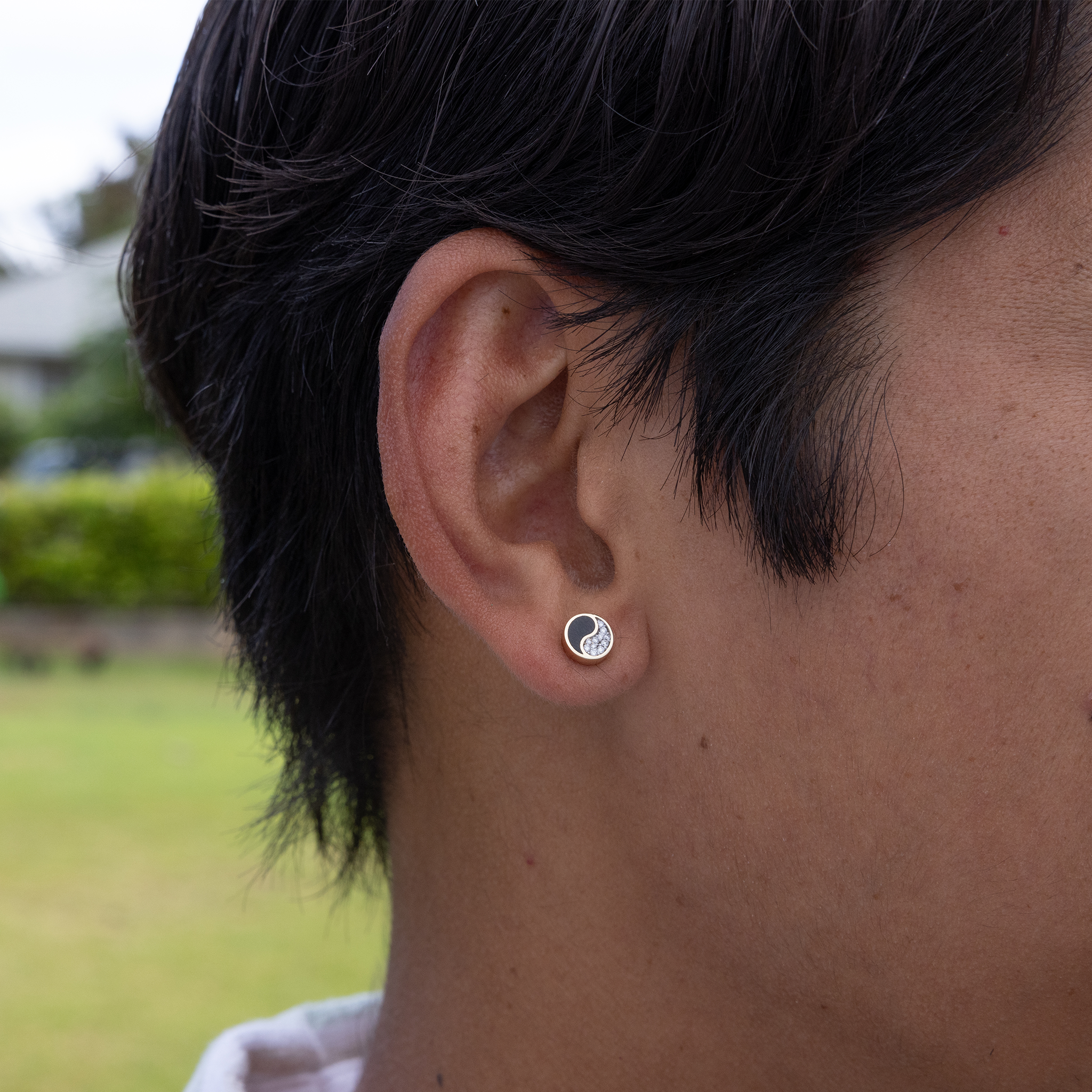 Boucles d'oreilles de corail noir yan yang en or avec diamants - 7,5 mm