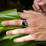 Yin-Yang-Ring mit schwarzer Koralle aus Weißgold mit blauen Saphiren – 17,5 mm