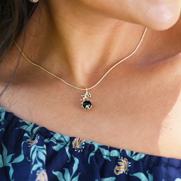 Anhänger „Night Blossom Black Coral“ in Gold mit schwarzen Diamanten